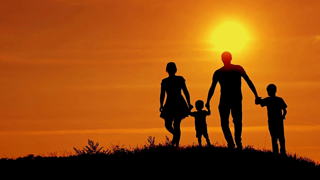 silhouettes-of-happy-family-running-on-a-sunset-background_rlp-dcr5_thumbnail-full01-happy-family